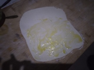 5、葡式蛋挞,在面皮上抹上三分之一的黄油，叠起来，在擀成皮，重复3次