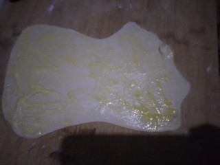 6、葡式蛋挞,第四次留一点点，没有抹黄油的地方，抹上水，从黄油出卷起，到水处缝合