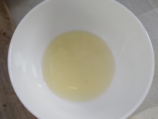 8、葡式蛋挞,在锅里放入水，柠檬皮，桂皮煮开，倒出来。