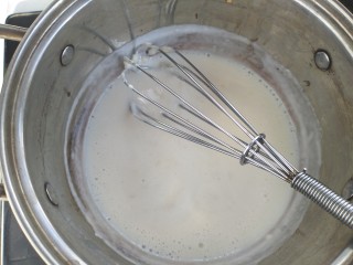 12、葡式蛋挞,牛奶小火煮成冒泡状，倒入面糊2-3分钟后关????，放凉后