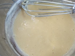 13、葡式蛋挞,倒入鸡蛋，桂皮和柠檬煮的汁，糖搅拌均匀