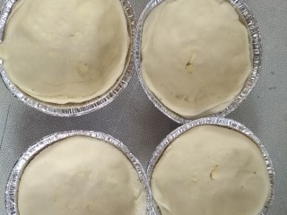14、葡式蛋挞,从冰箱拿出酥皮，切成均匀的4分，放进一次蛋挞皮中