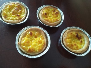 15、葡式蛋挞,倒入三分之二的调好的蛋液，放入烤箱上下管，220°c，20分钟，拿出放凉可以吃了