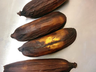 1、奥利奥香蕉磅蛋糕,准备熟透的香蕉