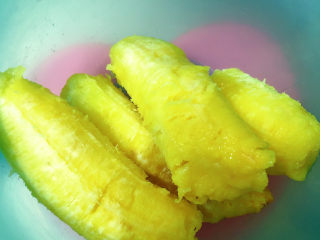 2、奥利奥香蕉磅蛋糕,去皮称好