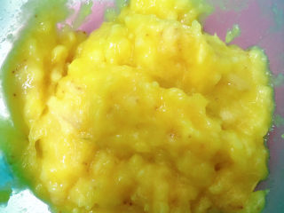 3、奥利奥香蕉磅蛋糕,用勺子压成泥