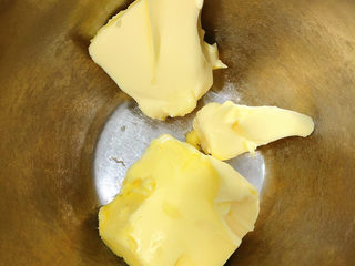 4、奥利奥香蕉磅蛋糕,软化的黄油