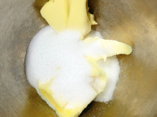 5、奥利奥香蕉磅蛋糕,加入砂糖