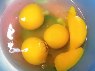 6、奥利奥香蕉磅蛋糕,准备鸡蛋