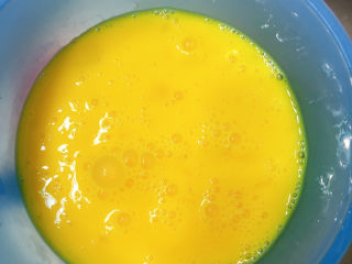 7、奥利奥香蕉磅蛋糕,打成蛋液