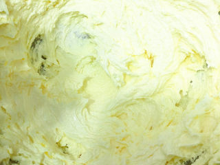 8、奥利奥香蕉磅蛋糕,打发黄油跟砂糖混合物，打至发白，遍的蓬松