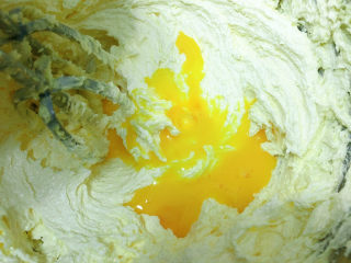 9、奥利奥香蕉磅蛋糕,分次加入鸡蛋液，我大概分了8次加的，每加一次都得打至鸡蛋完全被吸收再加下一次，一次加太多的话容易有水分离