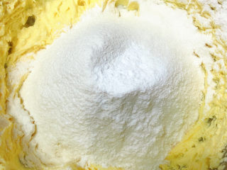 11、奥利奥香蕉磅蛋糕,加入过筛的低粉泡打粉搅拌均匀