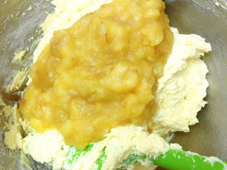 12、奥利奥香蕉磅蛋糕,加入香蕉泥，翻版均匀，这个得多翻拌大概翻拌100次左右，主要是让面上劲