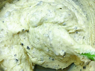 13、奥利奥香蕉磅蛋糕,搅拌均匀后加入奥利奥碎搅拌均匀