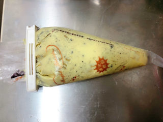 14、奥利奥香蕉磅蛋糕,装入裱花袋