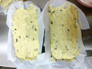 15、奥利奥香蕉磅蛋糕,挤入模具中，用刮刀抹平