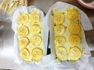 16、奥利奥香蕉磅蛋糕,在表面放香蕉片，烤箱提前预热180度，先烤15分钟，这时候可以拿出来用沾水的刀在中间划道口子，也可以不划，在150度烤35分钟