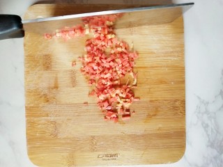 2、#宝宝辅食#杂蔬肉松面线,胡萝卜切碎