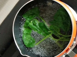 3、#宝宝辅食#杂蔬肉松面线,菠菜焯水一分钟，同理香菇焯水两分钟