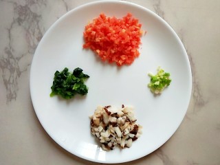 4、#宝宝辅食#杂蔬肉松面线,所有的食材切碎备用