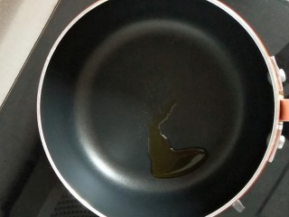 5、#宝宝辅食#杂蔬肉松面线,锅中倒入适量的油，开火