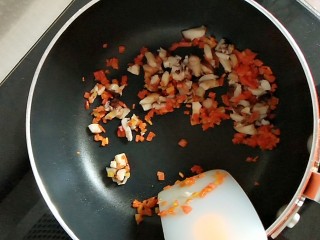 7、#宝宝辅食#杂蔬肉松面线,倒入香菇碎，继续翻炒