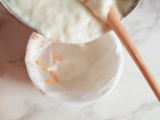 11、#宝宝辅食#杂蔬肉松面线,面糊倒入裱花袋中