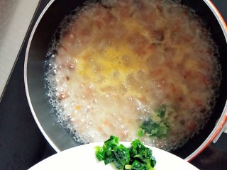 13、#宝宝辅食#杂蔬肉松面线,倒入菠菜碎