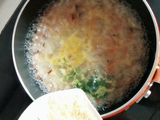 14、#宝宝辅食#杂蔬肉松面线,倒入鸡肉松，葱花碎，煮1分钟即可出锅