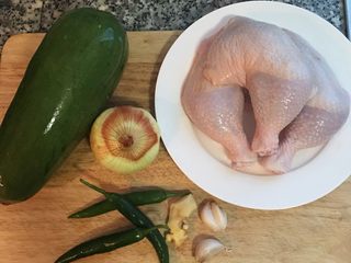 1、青木瓜鸡汤 菲律宾Tinola,将食材洗净,