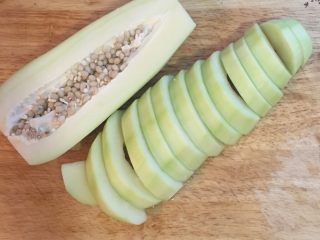 2、青木瓜鸡汤 菲律宾Tinola,青木瓜去皮后对剖成半,用铁汤匙挖除木瓜籽,并将木瓜内部的白色薄膜刮干净,切成略带厚度的块状或条状。