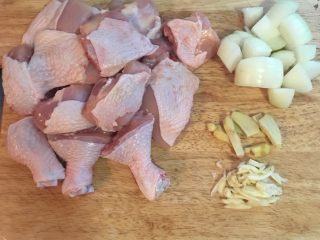 3、青木瓜鸡汤 菲律宾Tinola,鸡腿切块;蒜头切片;姜去皮切片;洋葱切小丁。