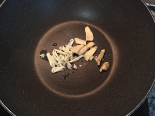 4、青木瓜鸡汤 菲律宾Tinola,锅内放少许油,炒香蒜头和姜片;