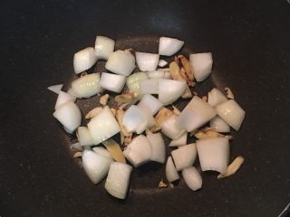 5、青木瓜鸡汤 菲律宾Tinola,再下洋葱丁炒开,