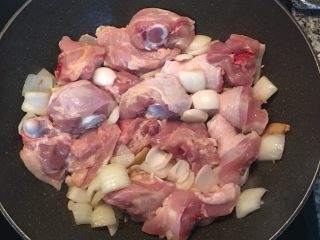 6、青木瓜鸡汤 菲律宾Tinola,放入鸡腿块,