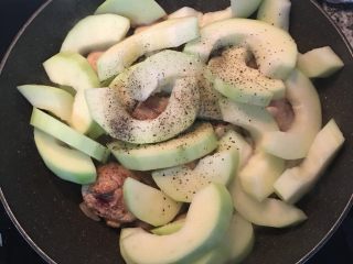 8、青木瓜鸡汤 菲律宾Tinola,放入青木瓜块和1茶匙盐及少许黑胡椒粉;