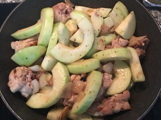 9、青木瓜鸡汤 菲律宾Tinola,拌炒均匀,