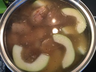 11、青木瓜鸡汤 菲律宾Tinola,大火煮滚后转小火慢煮;