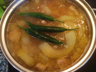 12、青木瓜鸡汤 菲律宾Tinola,煮到木瓜软了后(不要煮糊掉),用盐再次调味,并放入青辣椒小火滚5分钟即可。