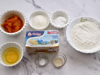 1、南瓜酸奶华夫饼,首先把所有的食材称重备齐，南瓜提前蒸熟后捣成泥状。