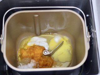 2、南瓜酸奶华夫饼,把称重的鸡蛋和白糖，盐、酸奶和南瓜泥先放入面包桶里。