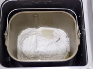 3、南瓜酸奶华夫饼,再加入称重过筛的面粉和酵母，启动面包机的和面程序开始和面。