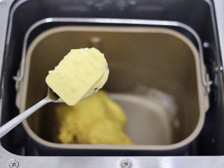 4、南瓜酸奶华夫饼,和好的面团再放入提前软化的黄油，继续一个和面程序。