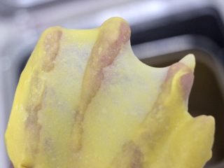 5、南瓜酸奶华夫饼,和好的面团，揉到完全扩展阶段（面团光滑有延展性，用手撑开会有光滑很透的薄膜，裂口是光滑的）。