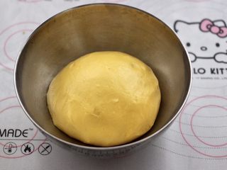 6、南瓜酸奶华夫饼,面团揉圆放入盆里。