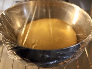 7、南瓜酸奶华夫饼,盖上保鲜膜放入蒸箱，进行第一次发酵 。