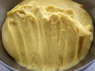 8、南瓜酸奶华夫饼,发酵至面团底部略微回弹，保持一个状态不变即可。