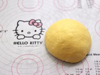 9、南瓜酸奶华夫饼,取出排气揉圆。