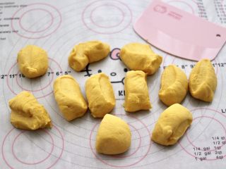 10、南瓜酸奶华夫饼,把面团分割成大小一致的剂子。